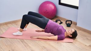 Bài tập phục hồi cơ sàn chậu cho mẹ sau sinh: Lộ trình an toàn & hiệu quả