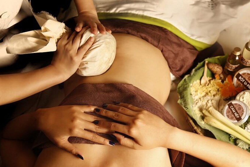 massage bụng sau sinh cho mẹ
