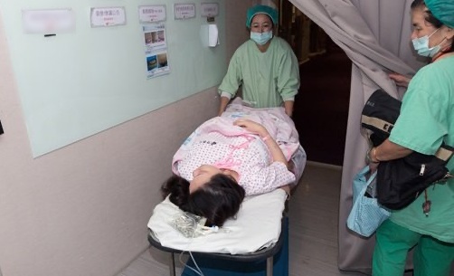 mẹ bầu được đưa vào phòng sinh