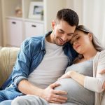 Mẹ bầu quan hệ khi mang thai có an toàn không? Giải đáp chi tiết theo từng giai đoạn