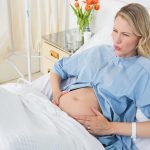 Mẹ bầu nên làm gì khi vào phòng sinh để đỡ đau và sinh thường dễ hơn?