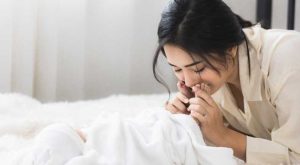 Sau sinh có được ra gió, ra ngoài không? Lời khuyên khoa học & nhẹ nhàng cho mẹ