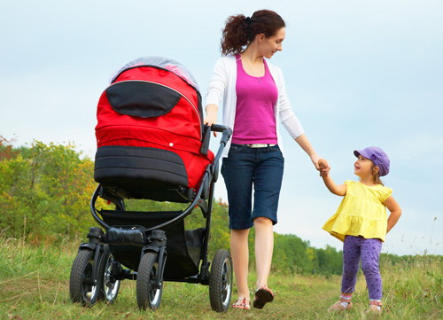 mẹ vận động cùng con sau sinh