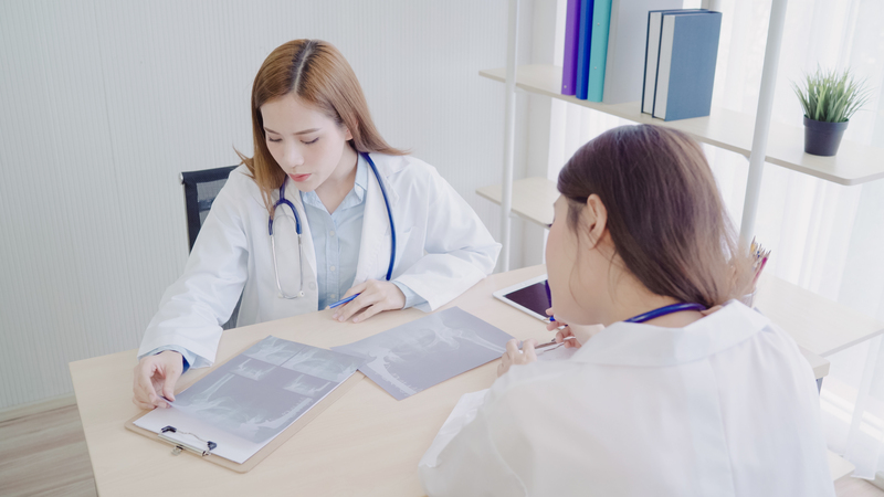 mẹ được bác sĩ tư vấn trước khi dùng thuốc