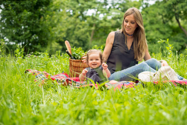 Mẹ và bé đang chơi trong công viên đầy nắng