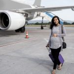 Mang thai có được đi máy bay không? Mẹ bầu cần biết trước khi bay