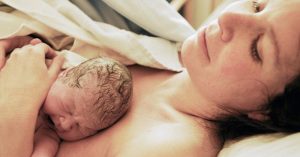 Ở cữ sau sinh thường khác gì sinh mổ? Mẹ nên chăm sóc thế nào cho đúng?