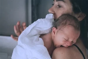 Bé quấy khóc do đầy hơi, trào ngược – Cách nhận biết và xử lý đúng để con dễ chịu hơn