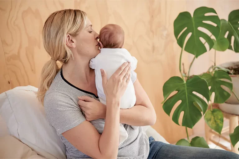 Cách bế trẻ sơ sinh đúng cách: An toàn cho bé, không mỏi tay cho mẹ