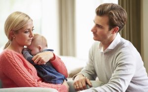 Gia đình nên làm gì khi mẹ bị trầm cảm sau sinh? Cách đồng hành đúng để mẹ sớm hồi phục