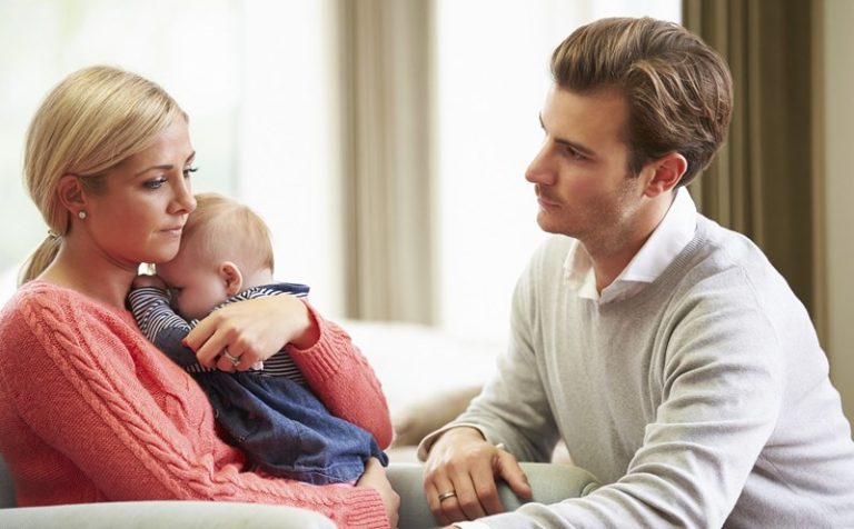 Gia đình nên làm gì khi mẹ bị trầm cảm sau sinh? Cách đồng hành đúng để mẹ sớm hồi phục