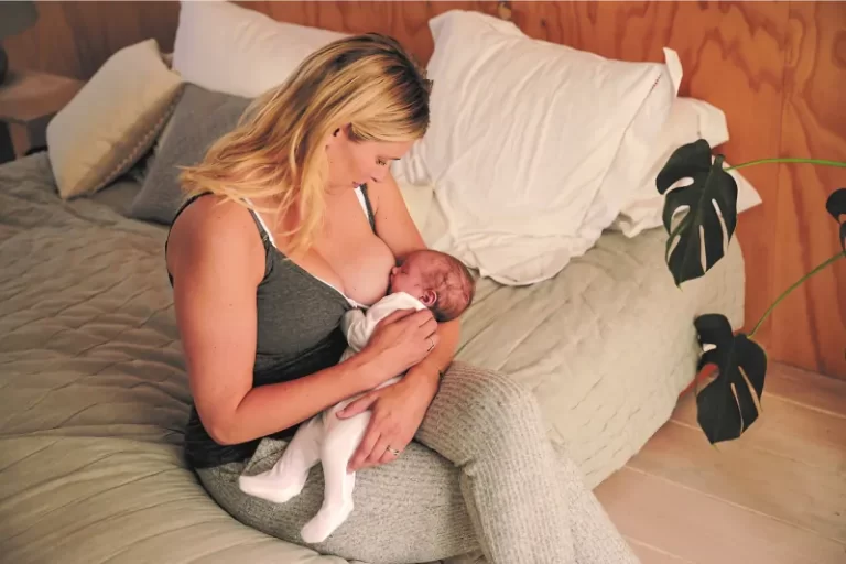 Cho bé bú đúng cách trong tháng đầu: Hướng dẫn chi tiết để mẹ tự tin hơn mỗi cữ bú