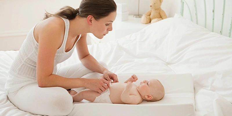Mẹ thay tã cho em bé đúng cách