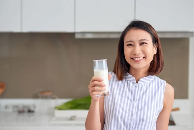 Uống nước gì tốt cho mẹ sau sinh và lợi sữa? Gợi ý an toàn, dễ áp dụng