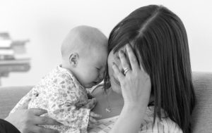 Phân biệt trầm cảm sau sinh và stress sau sinh: Đâu là ranh giới?