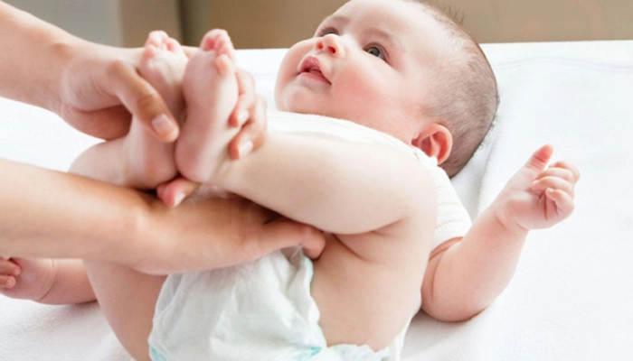 Bé sơ sinh bị tiêu chảy: Nguyên nhân, dấu hiệu nguy hiểm và cách xử lý an toàn tại nhà