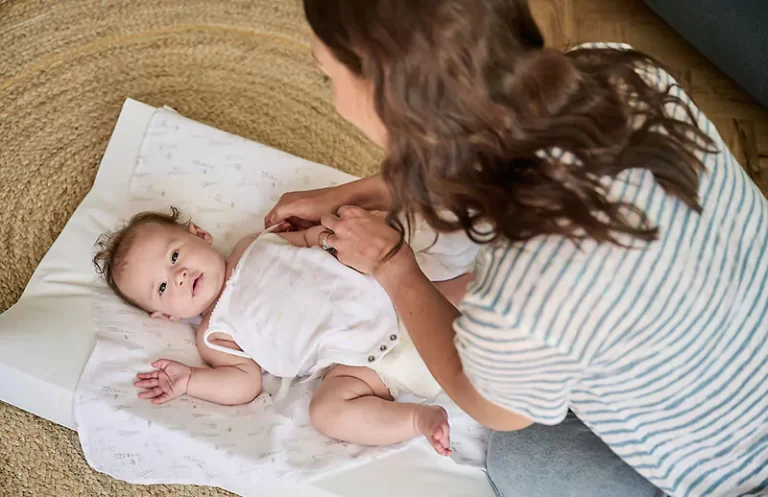 Bé ngủ ít có sao không?