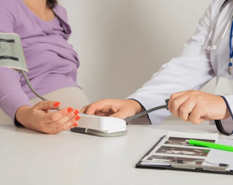 bác sĩ đo huyết áp kiểm tra tiền sản giật