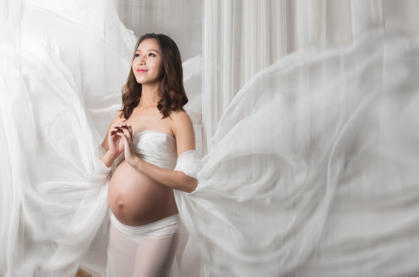 chụp ảnh mẹ bầu đẹp tự nhiên trong studio