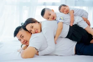 Nên chụp ảnh mẹ và bé tại nhà hay studio? So sánh chi tiết để chọn đúng (2026)