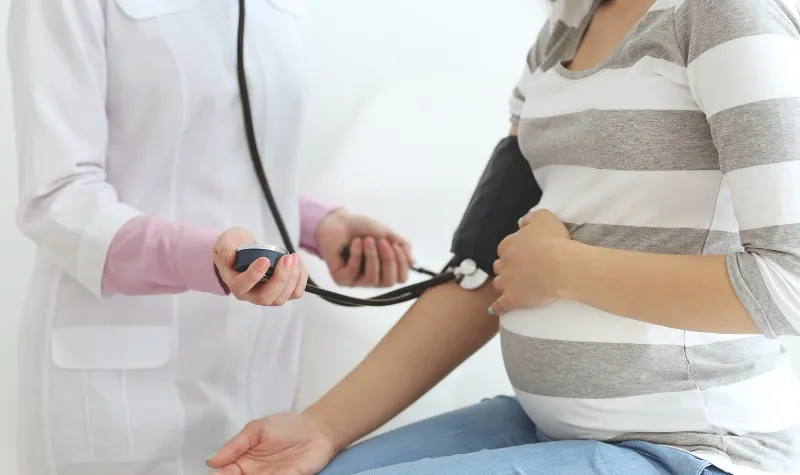 bác sĩ đo huyết áp để kiểm tra dấu hiệu tiền sản giật