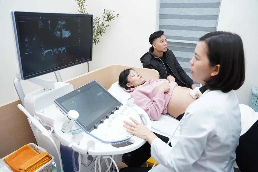 mẹ bầu đi khám kiểm tra sức khỏe 3 tháng cuối thai kỳ