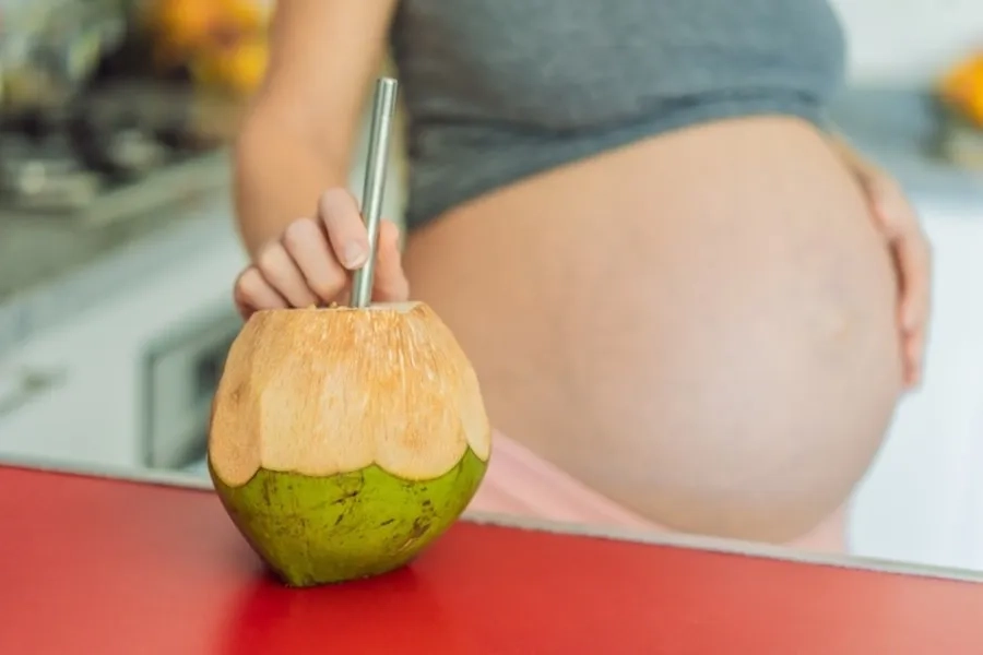 mẹ bầu uống nước dừa