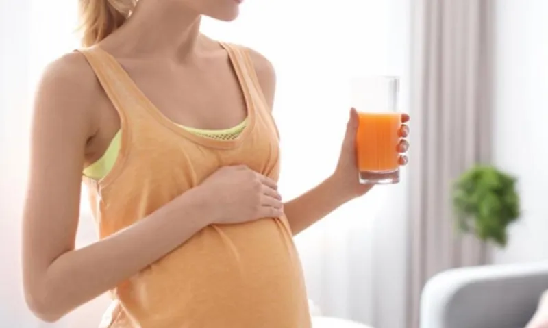 mẹ bầu uống nước ép hoa quả