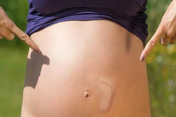 em bé đạp trong bụng mẹ