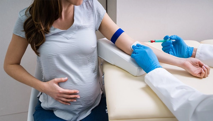 mẹ đi xét nghiệm máu khi mang thai