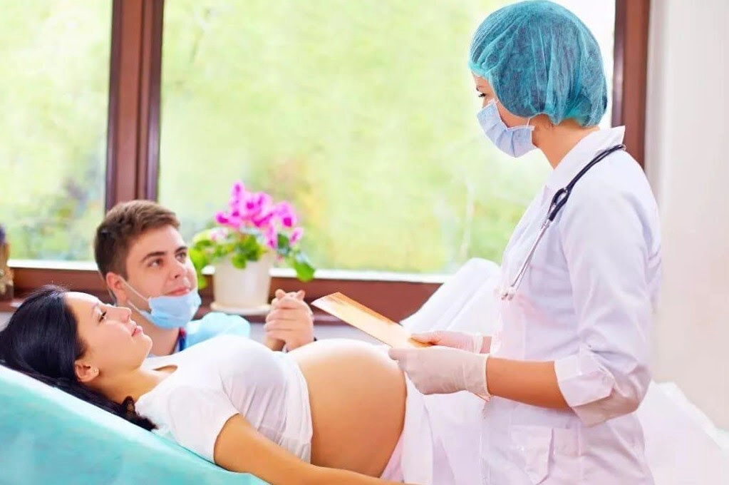 bác sĩ khám thai cho mẹ bầu