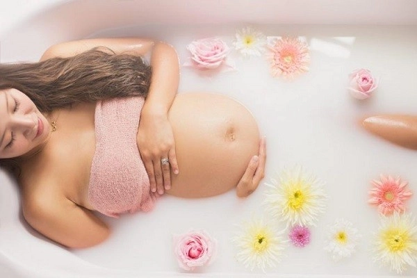 mẹ bầu ngâm mình trong nước ấm
