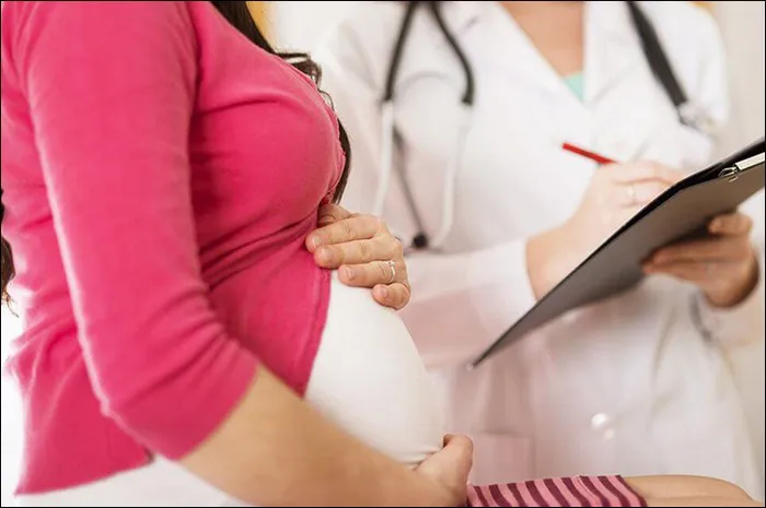 mẹ bầu nên đi khám khi có dấu hiệu viêm âm đạo